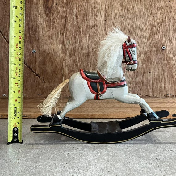 Arte popolare, cavallo a dondolo in legno intagliato, vintage o