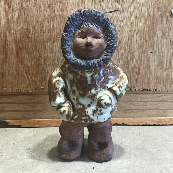 Figurine vintage en terre cuite d'art populaire primitif amérindien ou inuit fabriquée à partir d'argile et émaillée.