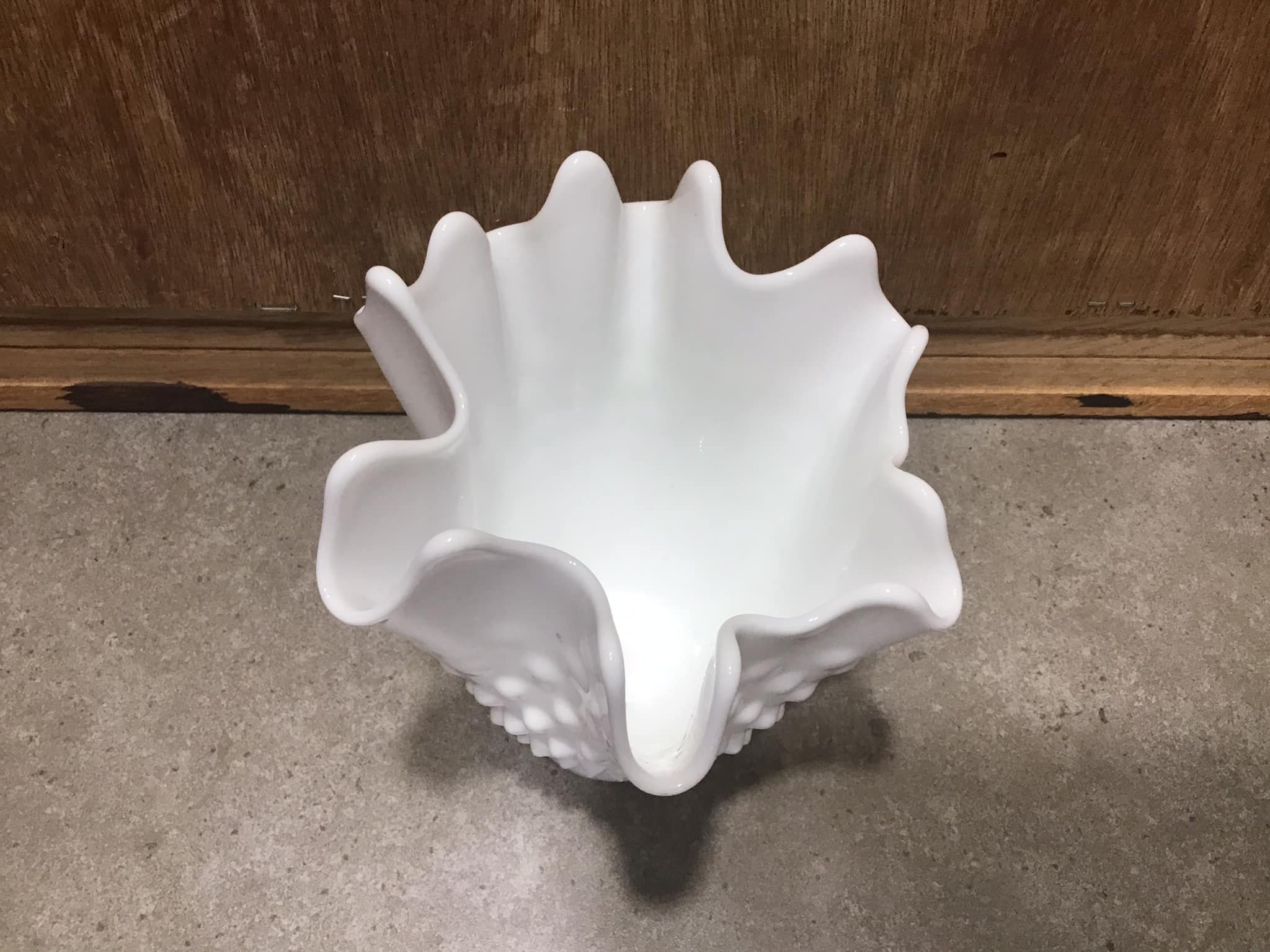 フェントン製 ホブネイル ミルクガラス 花瓶S – Allen Antiques