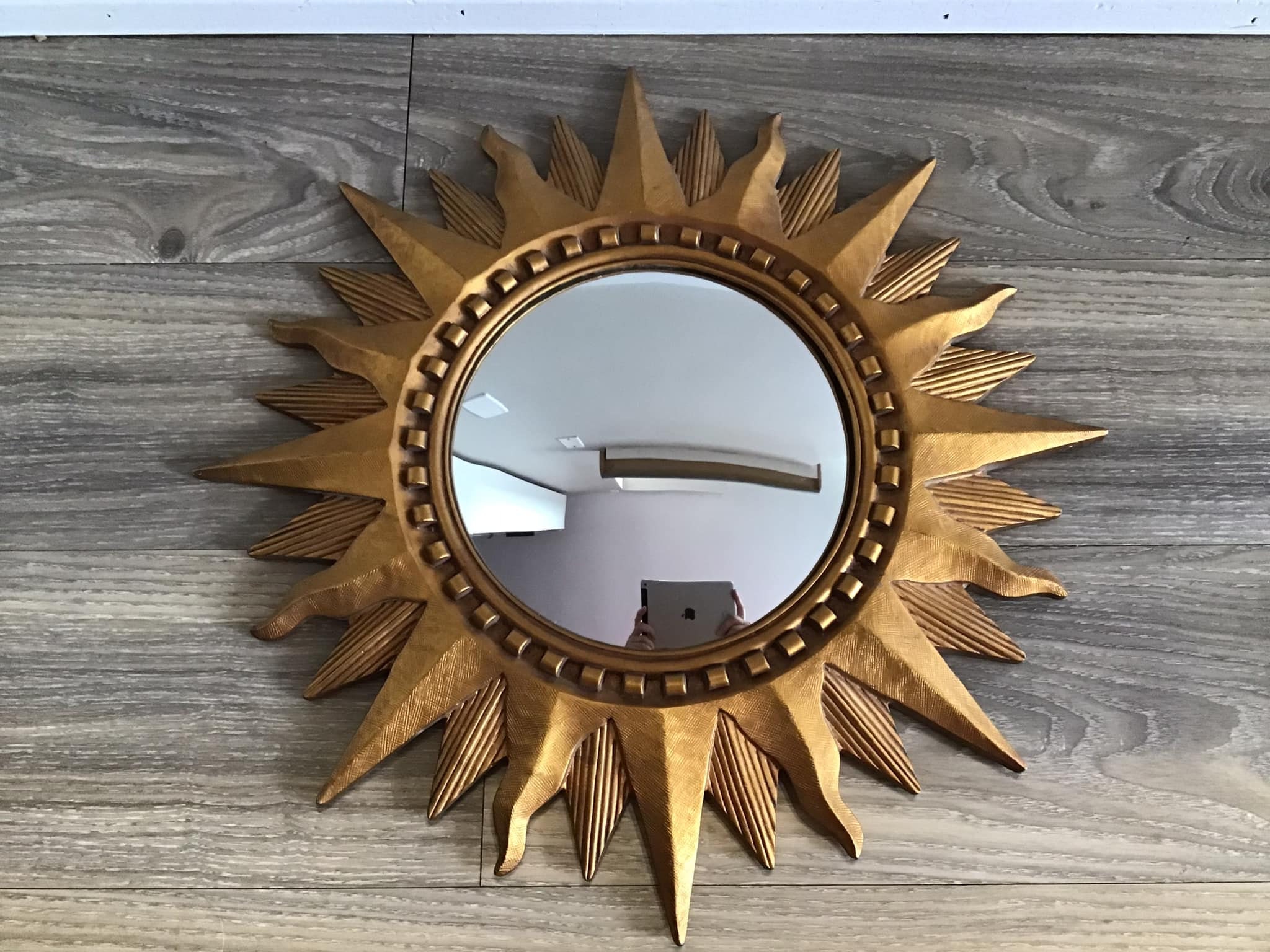 Convex spiegel XL met goudkleurige lijst handgemaakt door Weldaad