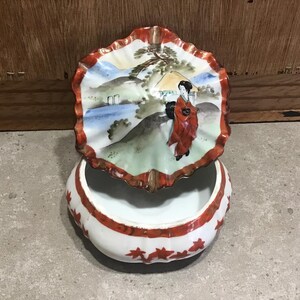 Caja de baratijas Geisha vintage hecha en Japón caja cubierta redonda de porcelana pintada a mano