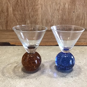 2 copas de Martini vintage con base de bola de burbujas marrón y azul