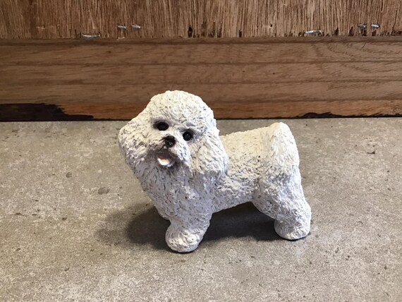 白い樹脂製の犬の置物：コレクション用オーナメント、高さ3インチ