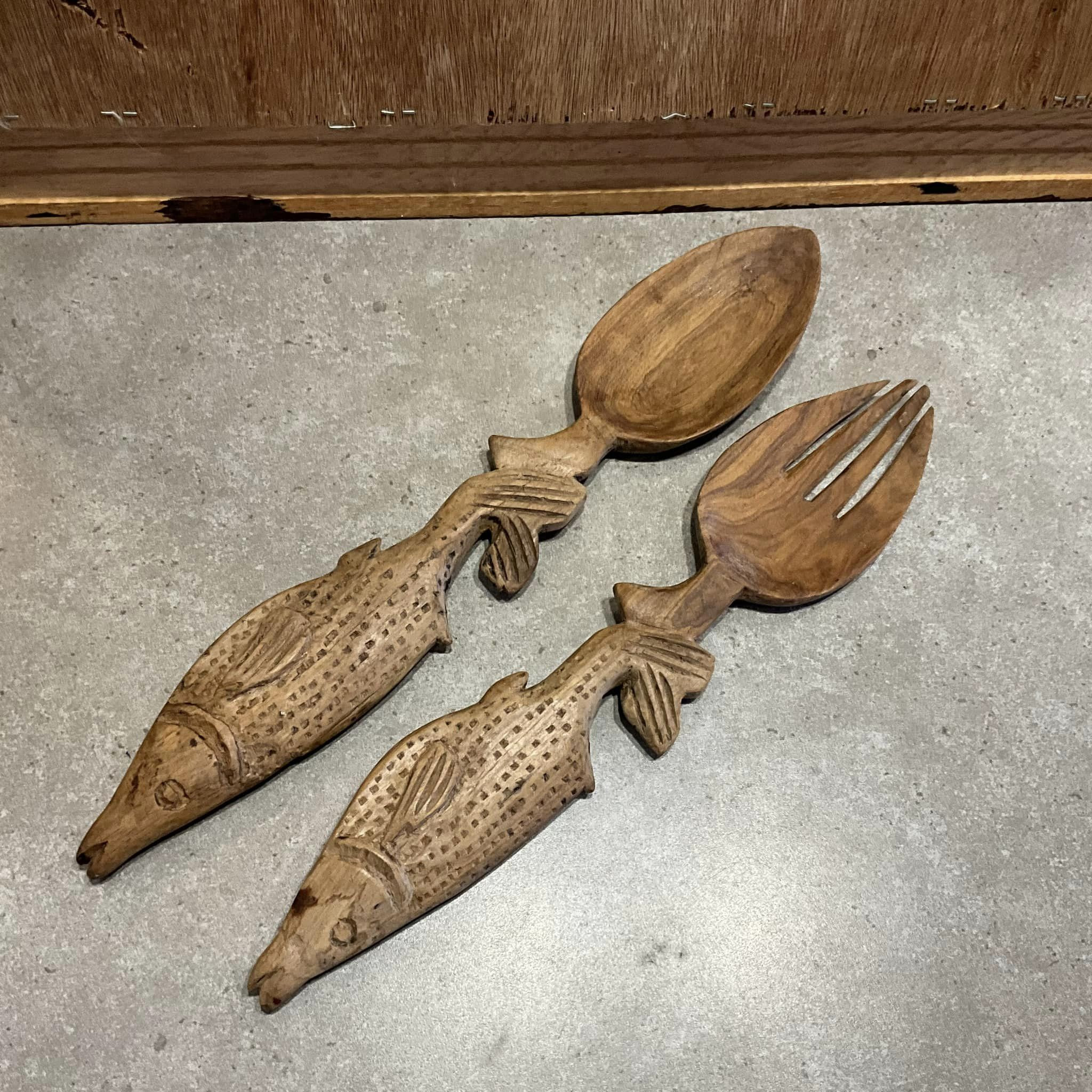 ヴィンテージ木製サラダサーバー 彫刻されたサラダサービング 魚の柄
