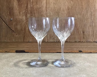 Kristallvinbägare med djupa vertikala snitt, signerade (set om 2)