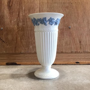 Vintage Wedgwood azul uva hojas jarrón urna jarrón decorativo, porcelana de hueso hecho en Inglaterra