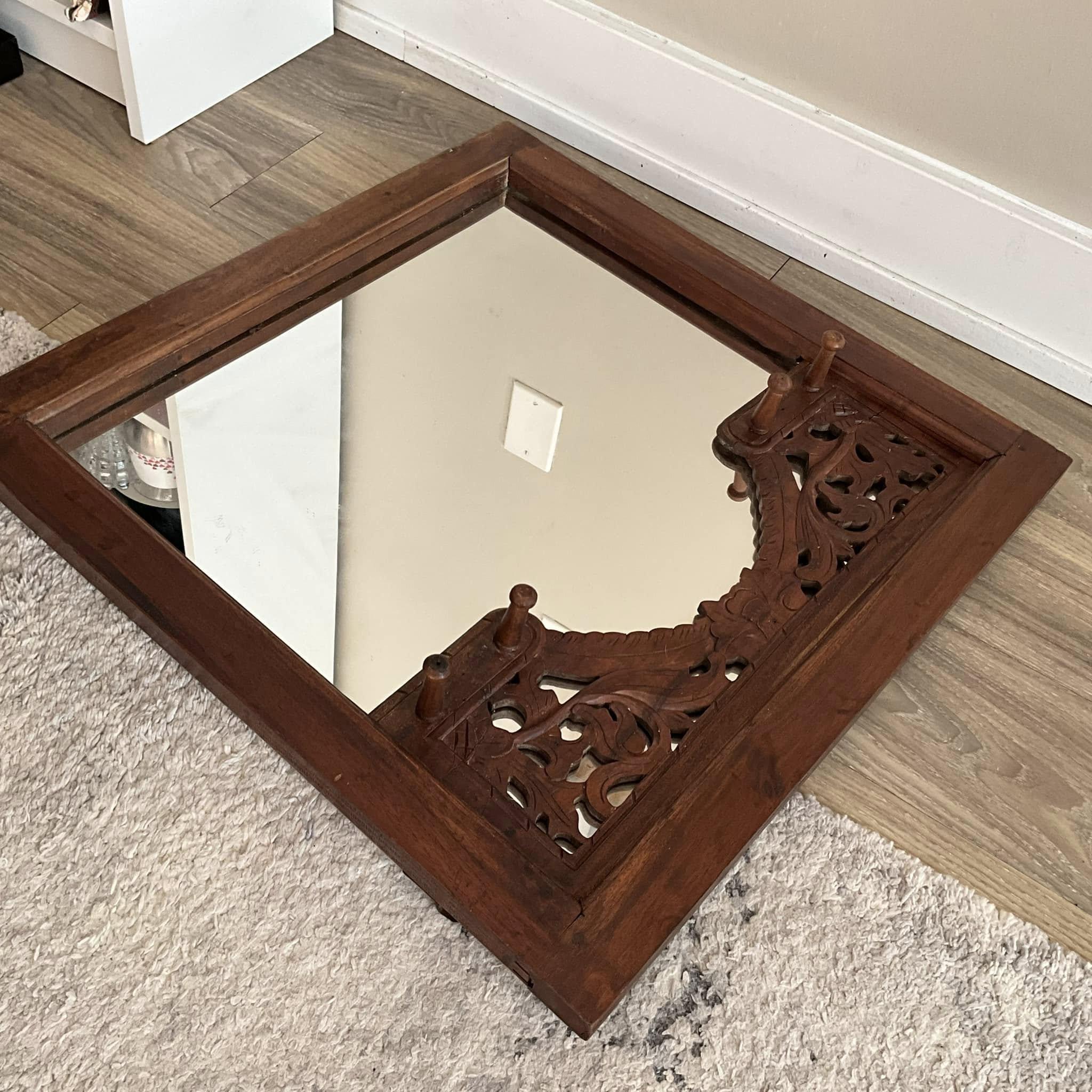 初期ヴィンテージの木製彫刻フレーム付き壁掛け玄関ミラー（フック4つ