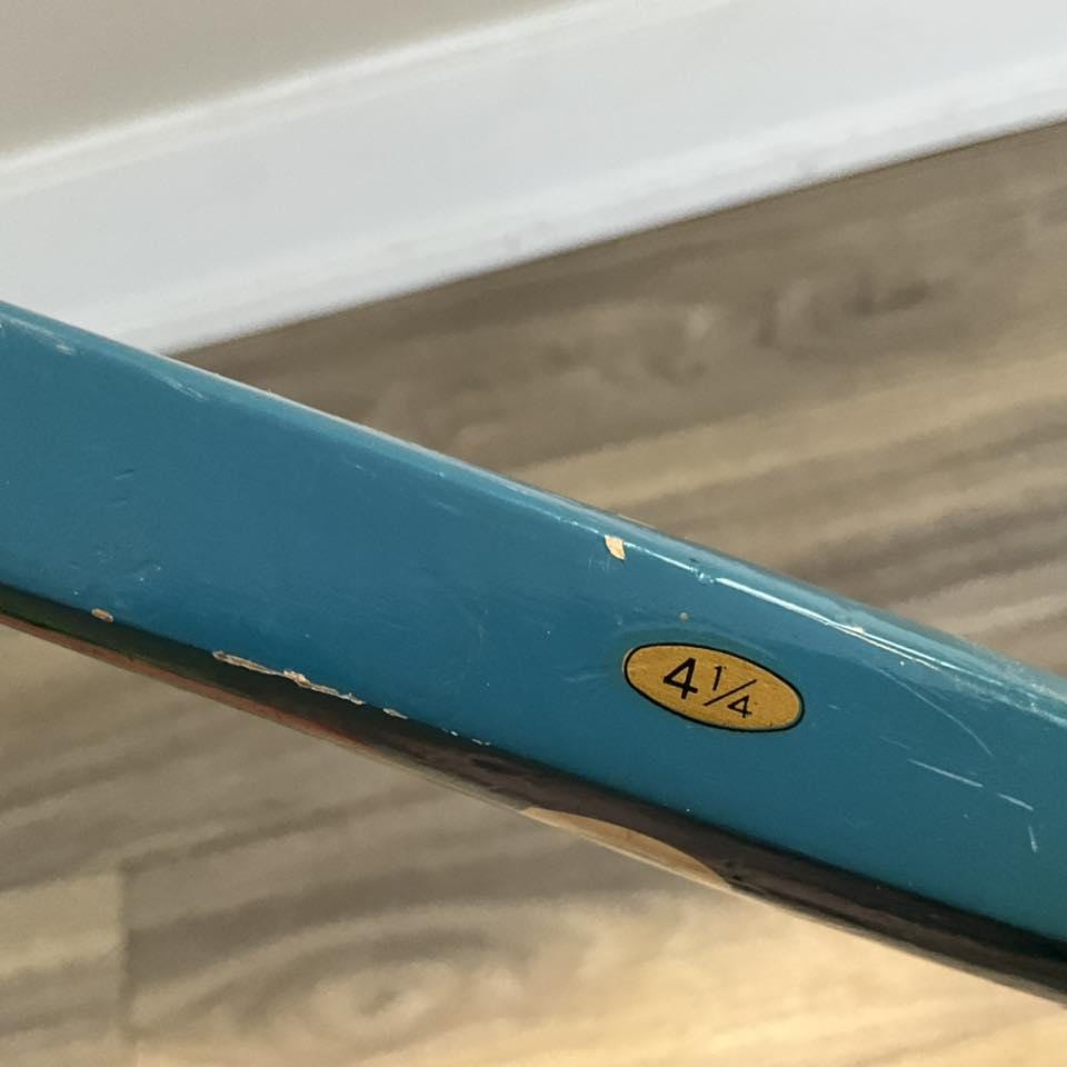 Pot de fleur vintage en acier avec support en bois