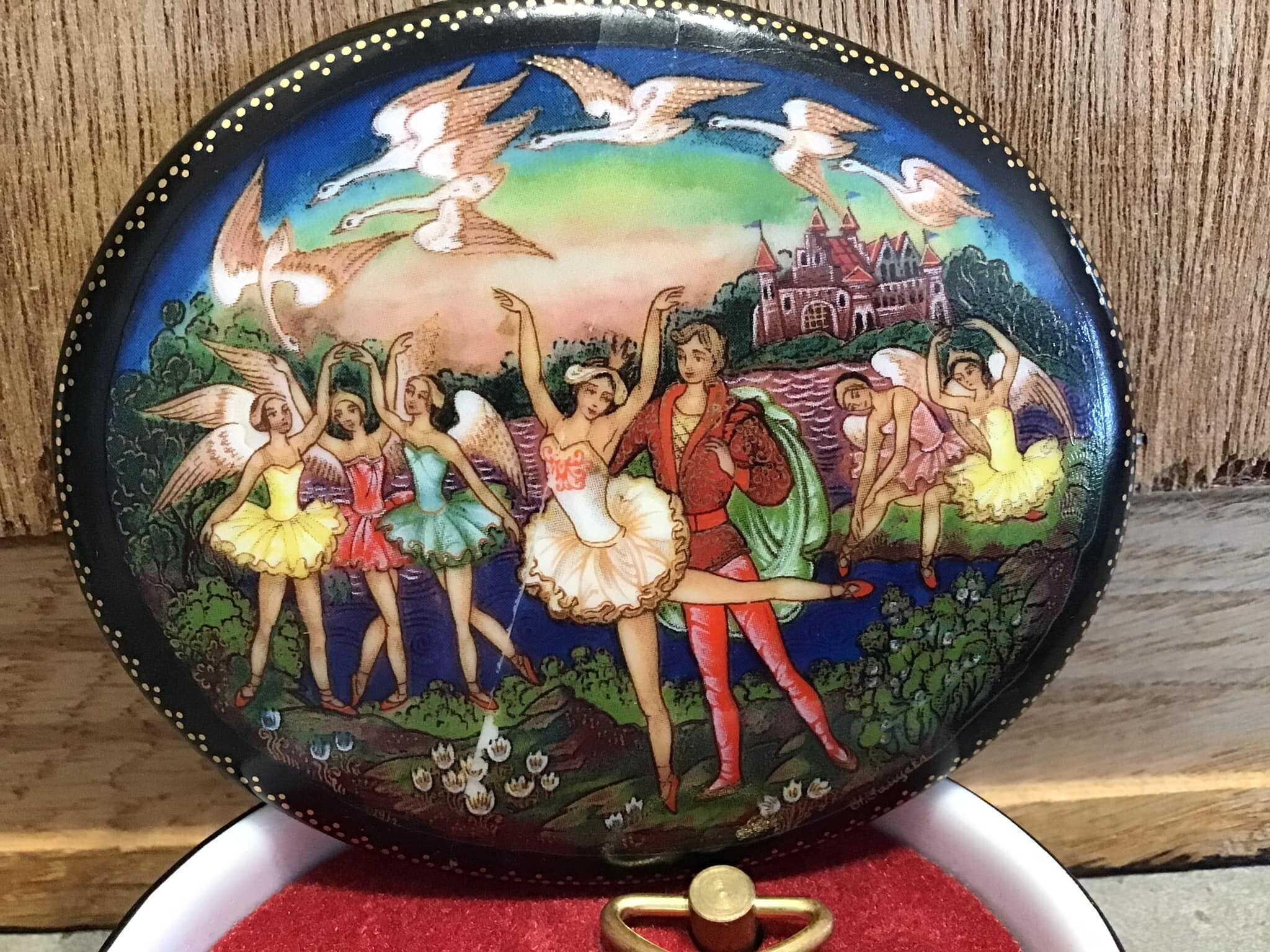 Vintage Ardleigh Elliott & Sons 1992 Porcelain Oval Music Box