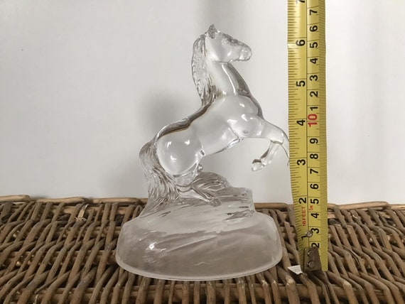 ヴィンテージ クリスタル 馬の置物、フロスト ベース、フランス製