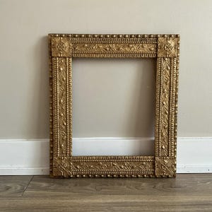 Cadre ancien en bois et stuc doré de style Ornement