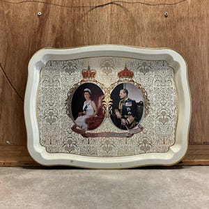 Vintage Metal Tin tray, The Queen Elizabeth II, Silver Jubilee 1977, Royal memorabilia