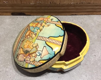 Vintage Lacquered Asian Trinket Box: Decorative Jewelry Box