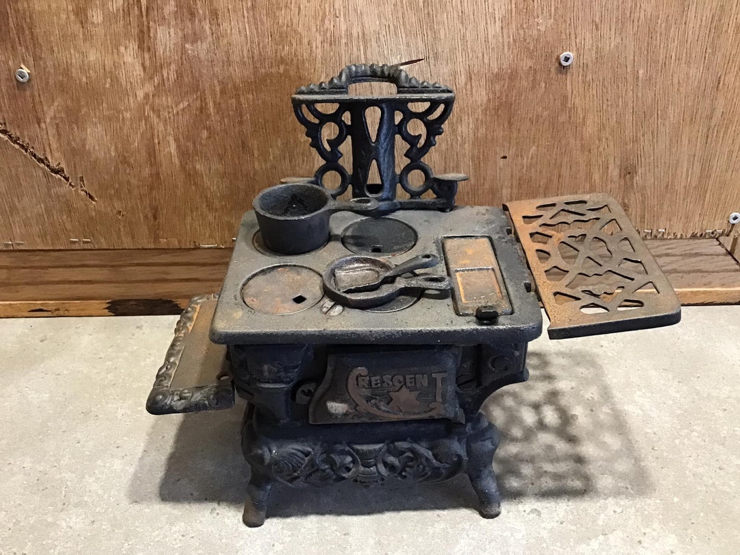 Sold at Auction: VINTAGE 9 PIECE CAST IRON MINIATURE CRESCENT WOOD COOKING  STOVE & 6 PIECES OF COOKING POTS ETC + MINI POT BELLY STOVE & SOAP BATH