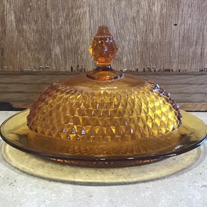 Vintage INDIANA GLASS Mantequilla Plato con Tapa Patrón de Punto de Diamante Miel Ámbar Mediados de Siglo Moderno