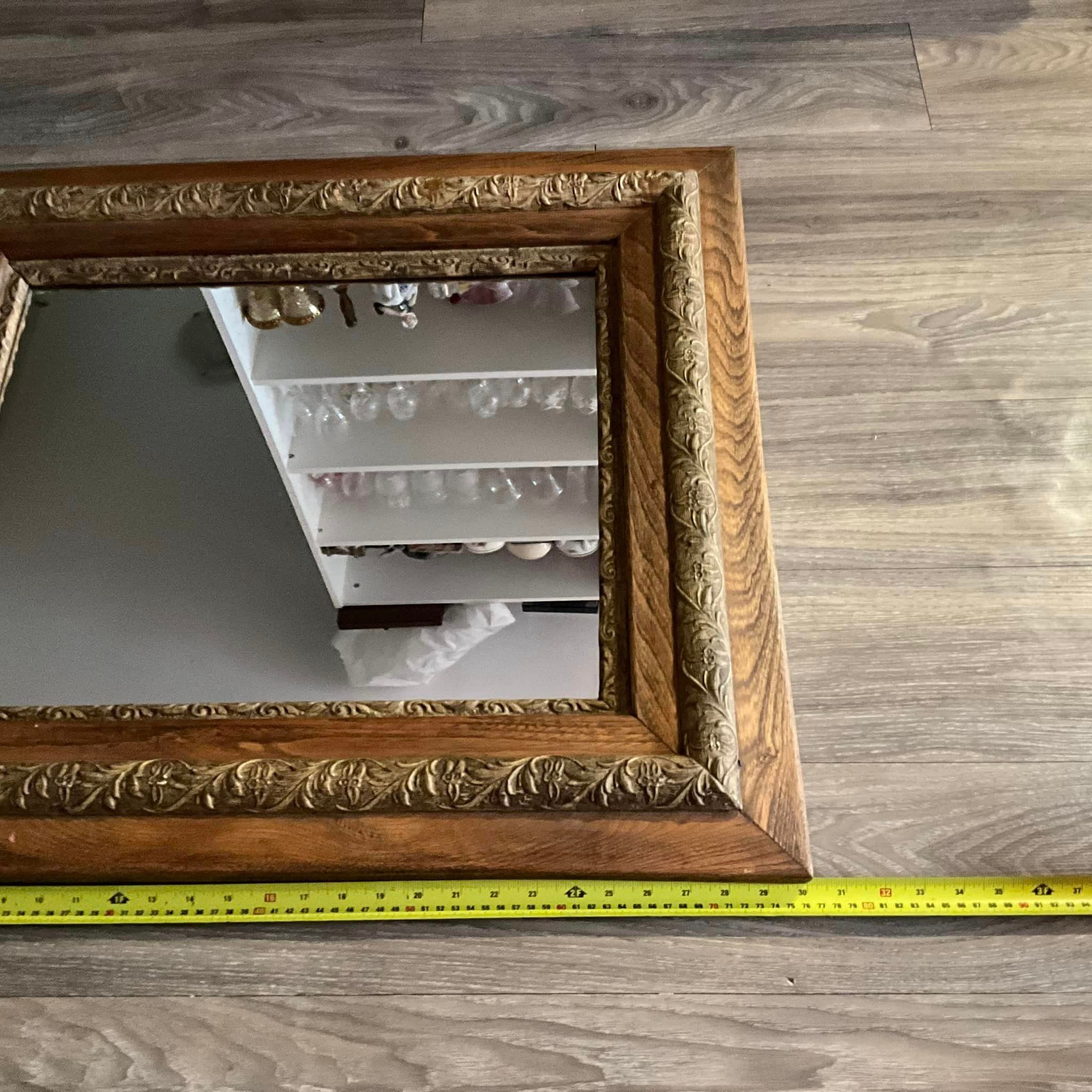 アンティークな装飾彫刻が施された木製フレームの壁掛けミラー（30x26