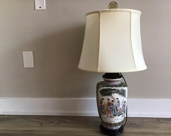 Antike Famille Rose Lampe mit Schirm: Handbemaltes Chinoiserie Porzellan