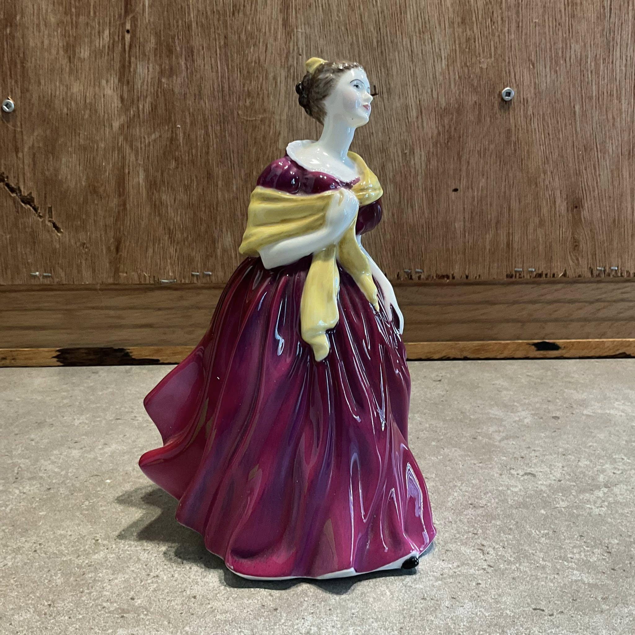 ヴィンテージ ロイヤルドルトン製 磁器製女性フィギュア「アドリアンヌ 