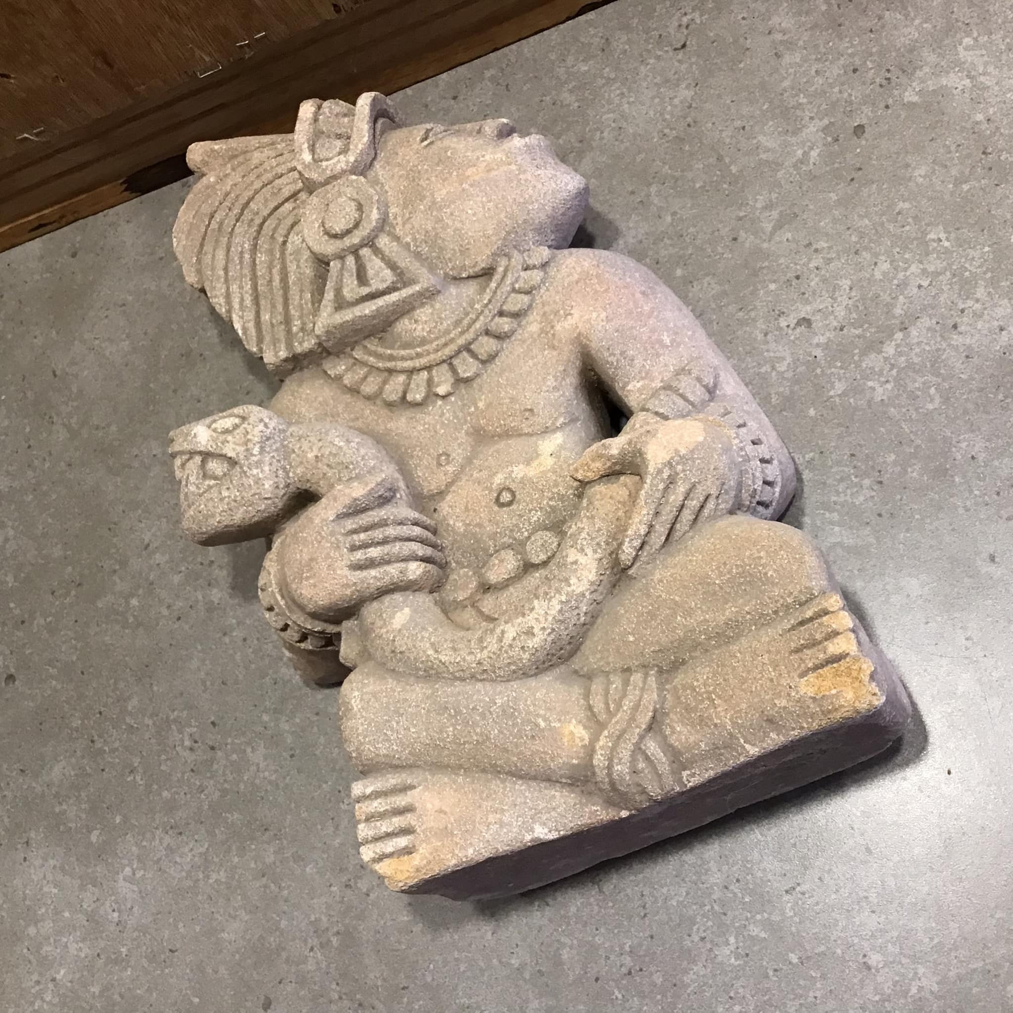 マヤ彫刻 座った考える男性 インディオ マヤ 先住民 人物像 石像 重厚