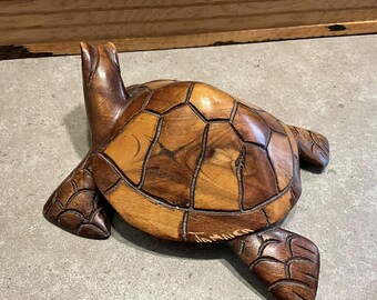 木彫りの亀の置物。亀は風水で最も崇拝され、神聖なシンボルの 1 つ