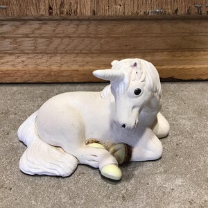 Figura de cerámica con estatua de unicornio blanco