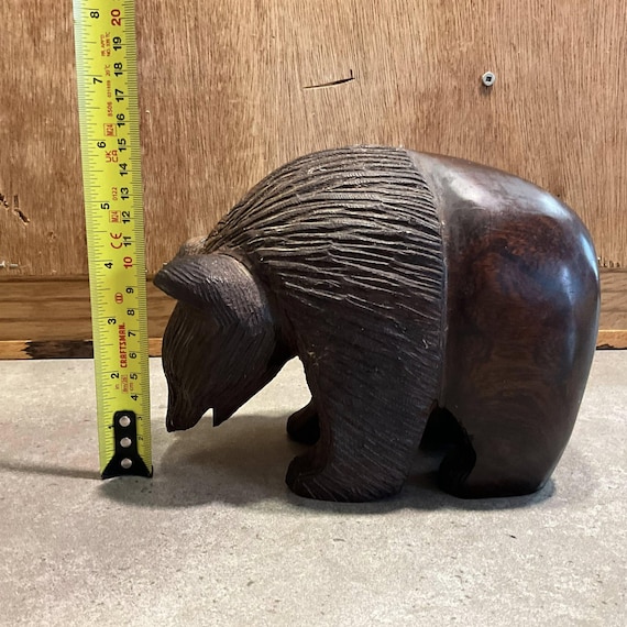 ヴィンテージの手彫りアイアンウッド製クマの置物、ダークウッドの像 