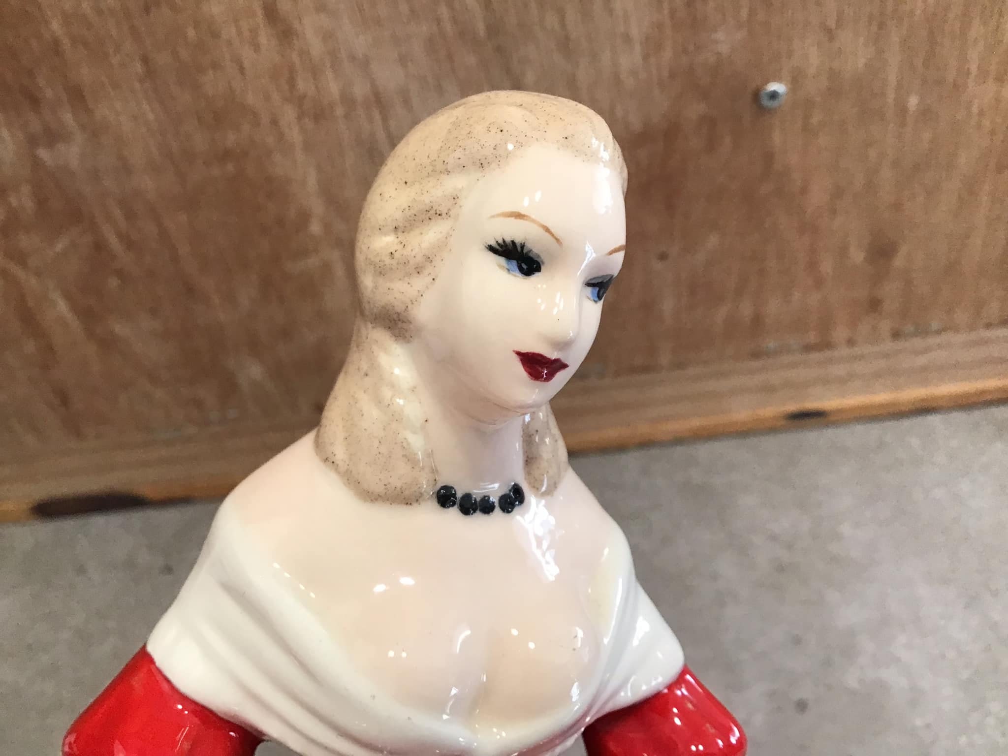   赤いドレスの女性像 陶器製置物 England ヴィンテージ セラミック ビクトリア朝の女性像 赤いドレス 1988年