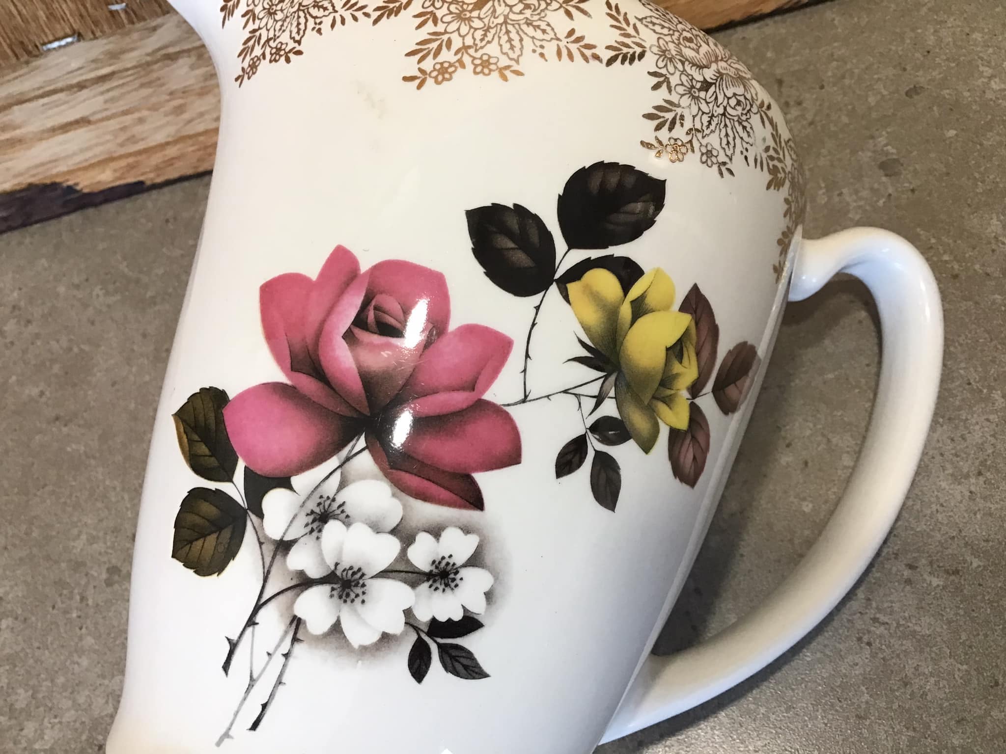 ヴィンテージ ロードネルソン陶器 花柄ピッチャー：24金装飾を施した