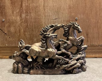 ヴィンテージのリアルな革の馬の像または置物、馬のギフトの装飾、馬の