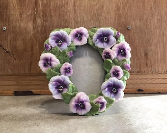 Marco de fotos floral vintage: Corazón de resina con pensamiento morado en 3D