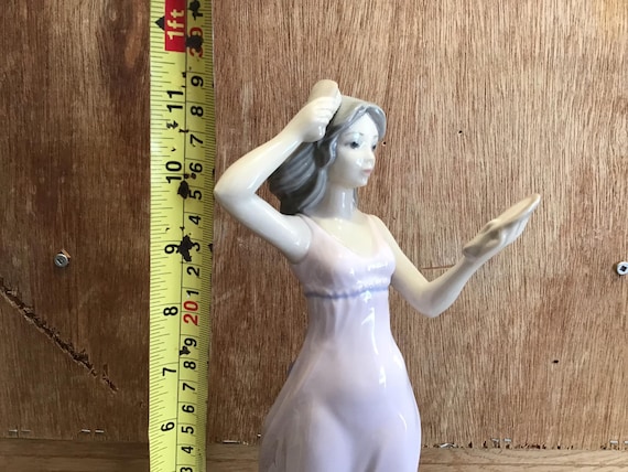 ヴィンテージ テングラ磁器製置物、髪を梳かす若い女性、スペイン製 