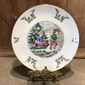 Vintage Royal Doulton 1979 Christmas plate, original box, Holiday Decor Porcelain Plate.