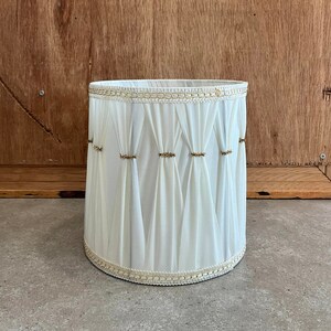 Kleiner Vintage 8 &quot;Mitte des Jahrhunderts Trommel-Lampenschirm Hollywood Regency Textured Trim, Vintage Seidenlampenschirm