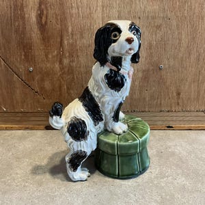 Duży, 12-calowy ceramiczny pies rasy King Charles Spaniel w stylu vintage Staffordshire, siedzący na podnóżku, figurka-rzeźba
