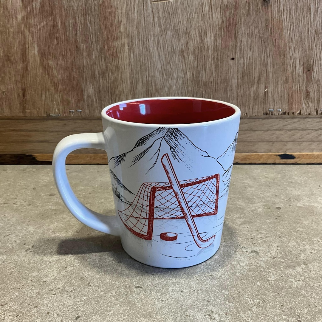 Tasse à café Tim Hortons, scène montagne avec filet de hockey