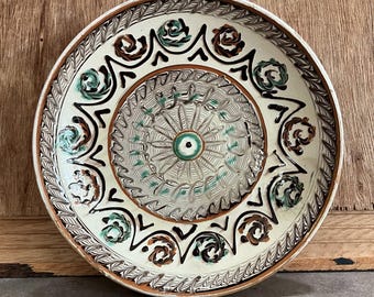 Vintage Horezu Pottery Plate – Romanian Folk Art Hand-Painted Ceramic – Signed Mischiu R.V.