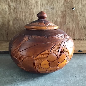 Vintage Wooden Hand Carved Floral/Leaf Design Lidded Trinket Dish/Bowl/Container