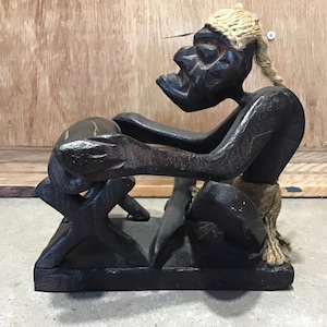 ヴィンテージの手彫りティキ像：部族のアスマットウッド像