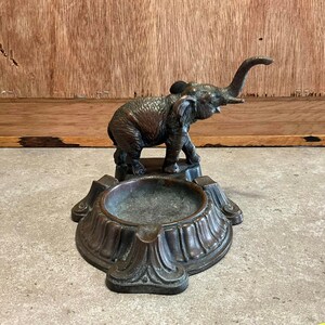 Cinzeiro figural de elefante de metal vintage