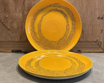 2er Set Sunny Yellow Swirl Speiseteller - Schwarzes Punktmuster, 26 cm