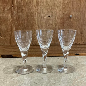 Puede incluir: Tres vasos de cristal transparente con tallo retorcido y diseño de cristal tallado.
