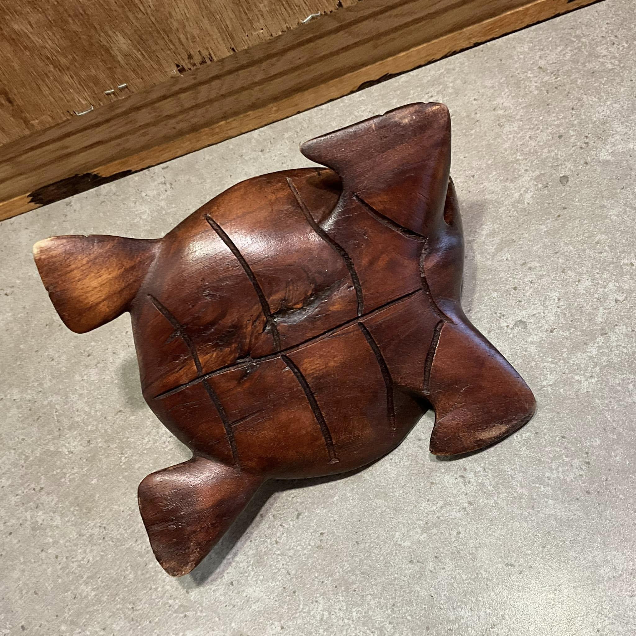 木彫りの亀の置物。亀は風水で最も崇拝され、神聖なシンボルの 1 つ