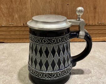 Vintage Duitse bierpul met tinnen deksel – mok kobaltblauw keramiek met ruitpatroon Made in Germany