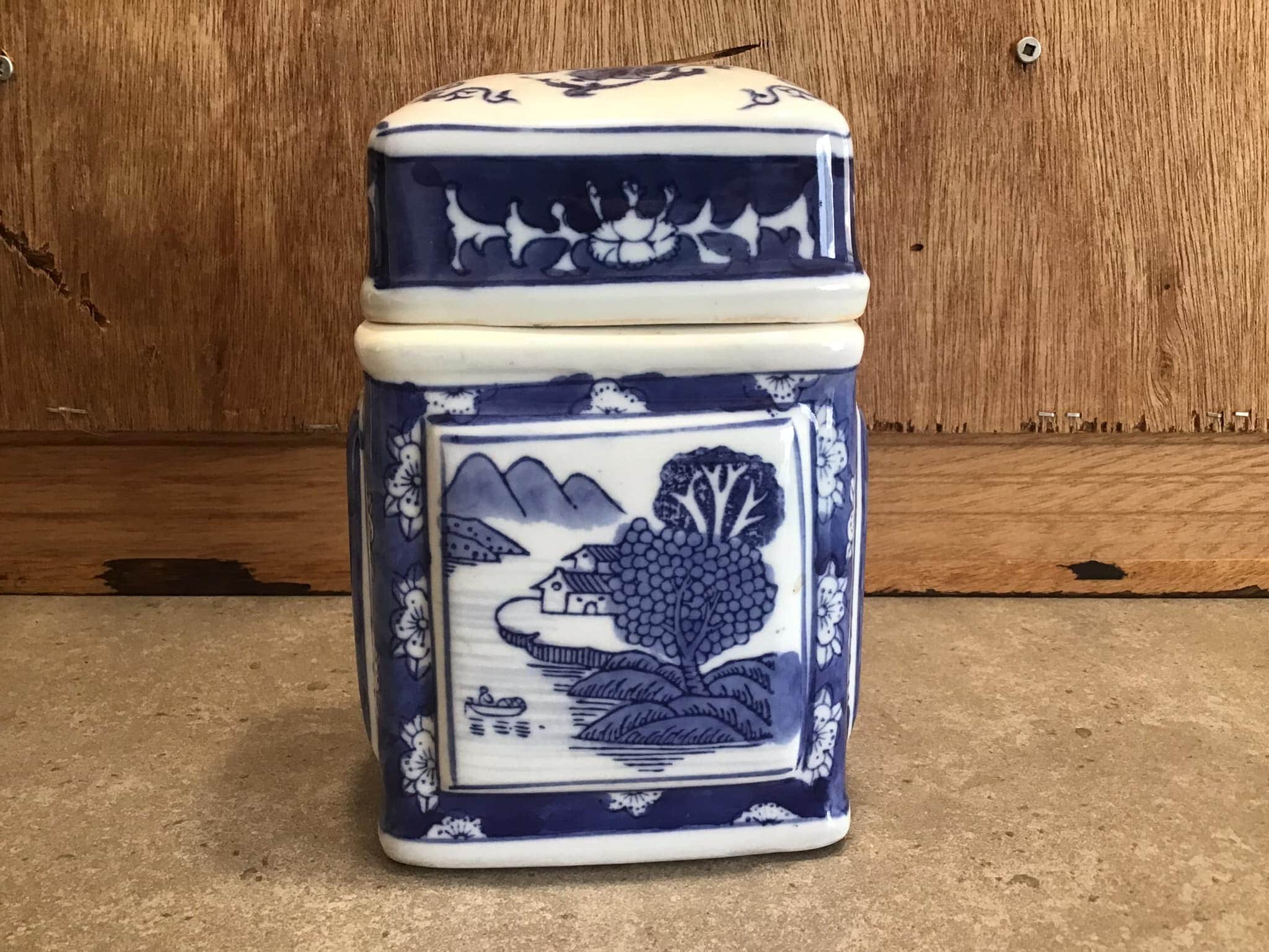 伝統的な中国風陶器の壺 ヴィンテージ シノワズリー 青と白の蓋付き壺：中国風インテリア