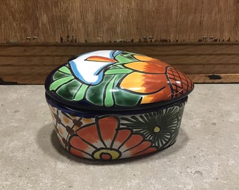 Caixa decorativa de cerâmica estilo Talavera "Coração Floral", caixa de bugigangas mexicana, cerâmica de arte popular colorida.