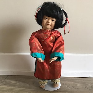 Orientalische Vintage-Puppe aus Porzellan, asiatische Puppe in Seiden-Kimono-Roben