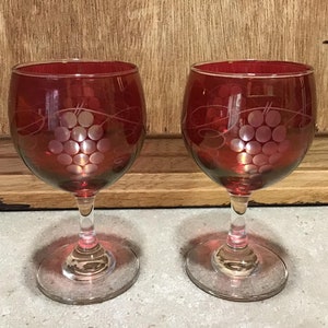 2 vasos de licor Vintage Ruby Red/Cranberry Stained Cut to Clear Etched Glass Grapes