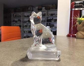 Estatua de gato de cristal vintage sobre base de pedestal esmerilado