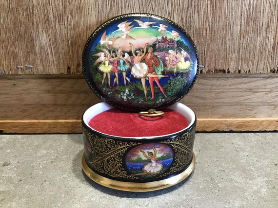 Vintage Ardleigh Elliott & Sons 1992 Porcelain Oval Music Box