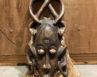 木製のアフリカの壁マスク。手彫りの黒檀の部族装飾。手作りの